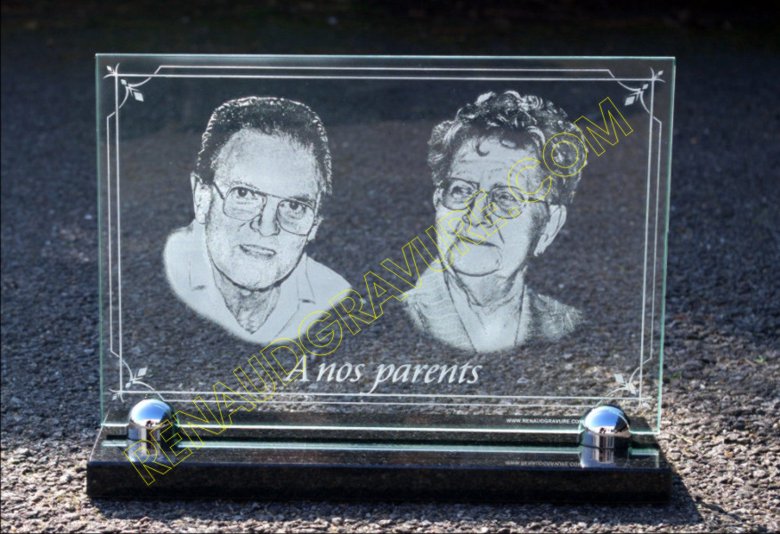 Two portraits of the deceased engraved on a glass funeral plaque.
